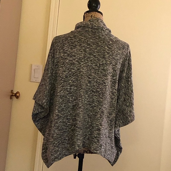 Black and white cape / poncho - Picture 2 of 6